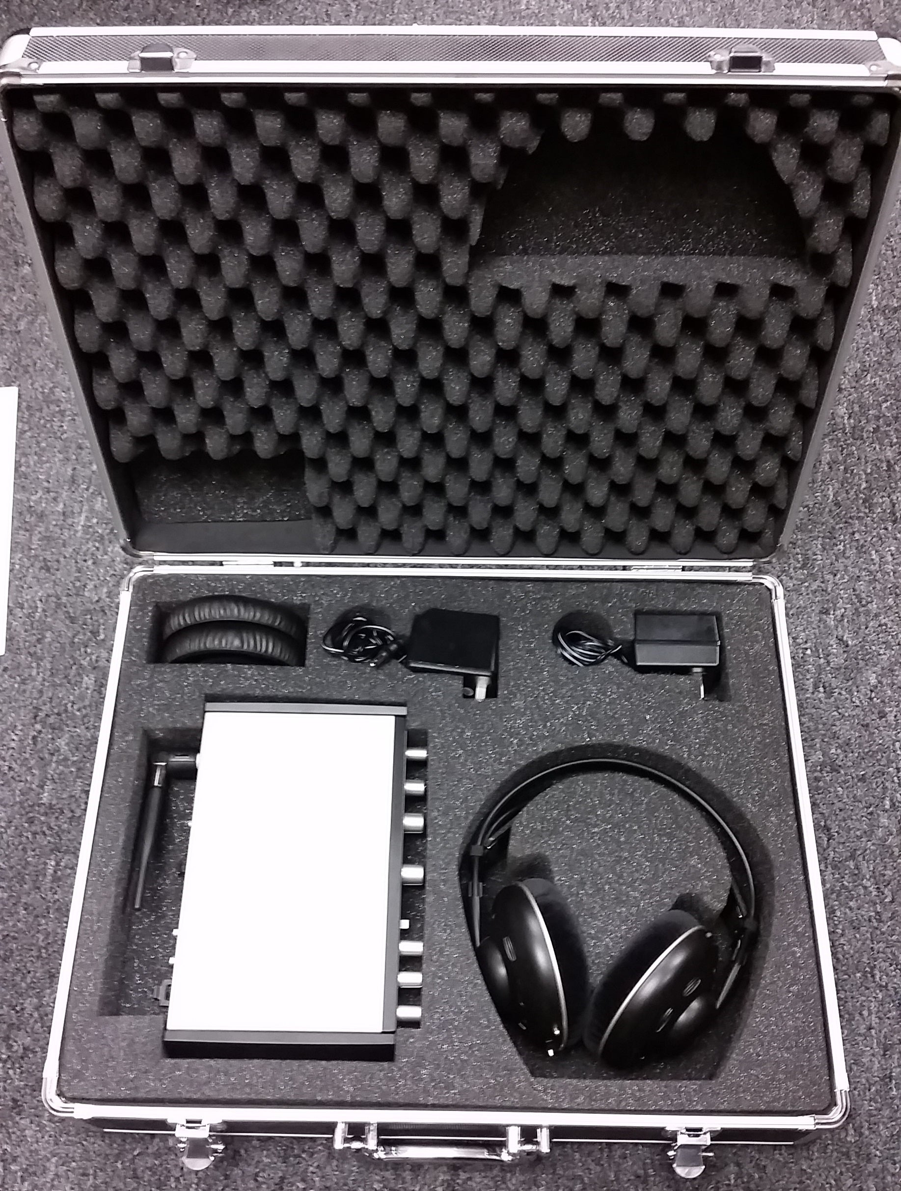 AKG HEARO 999  Wireless Headphones with Case - USED